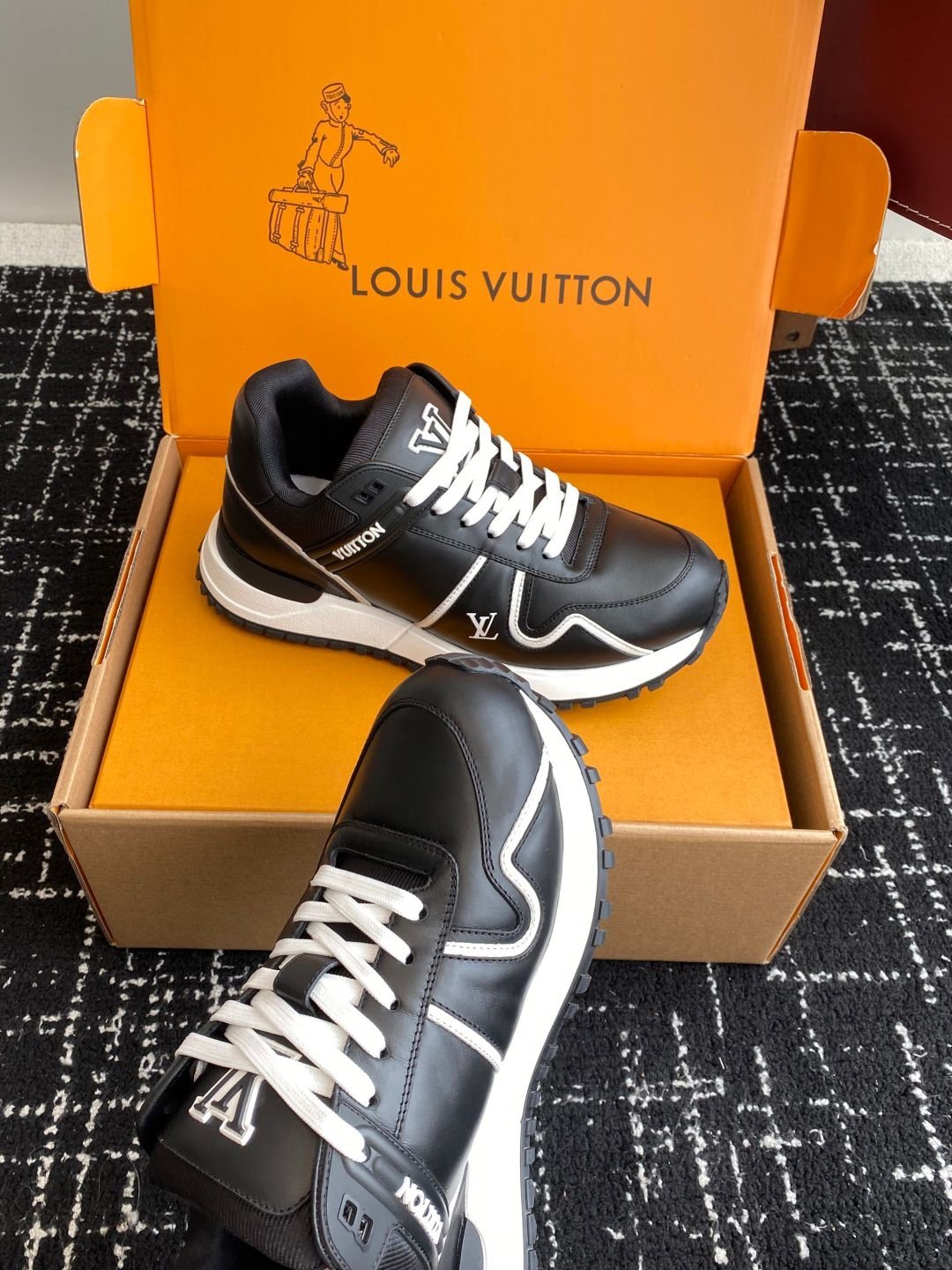 Louis Vuitton Run Away Maxi Black White