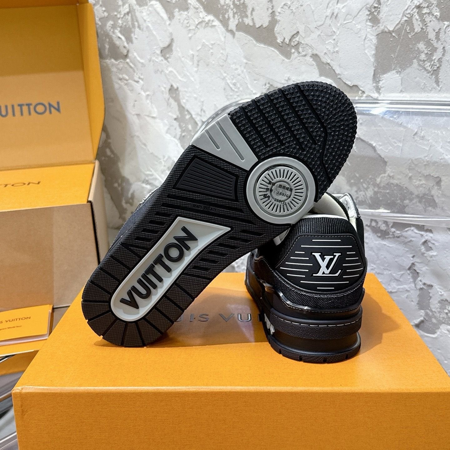 Louis Vuitton Trainer Black/White Denim