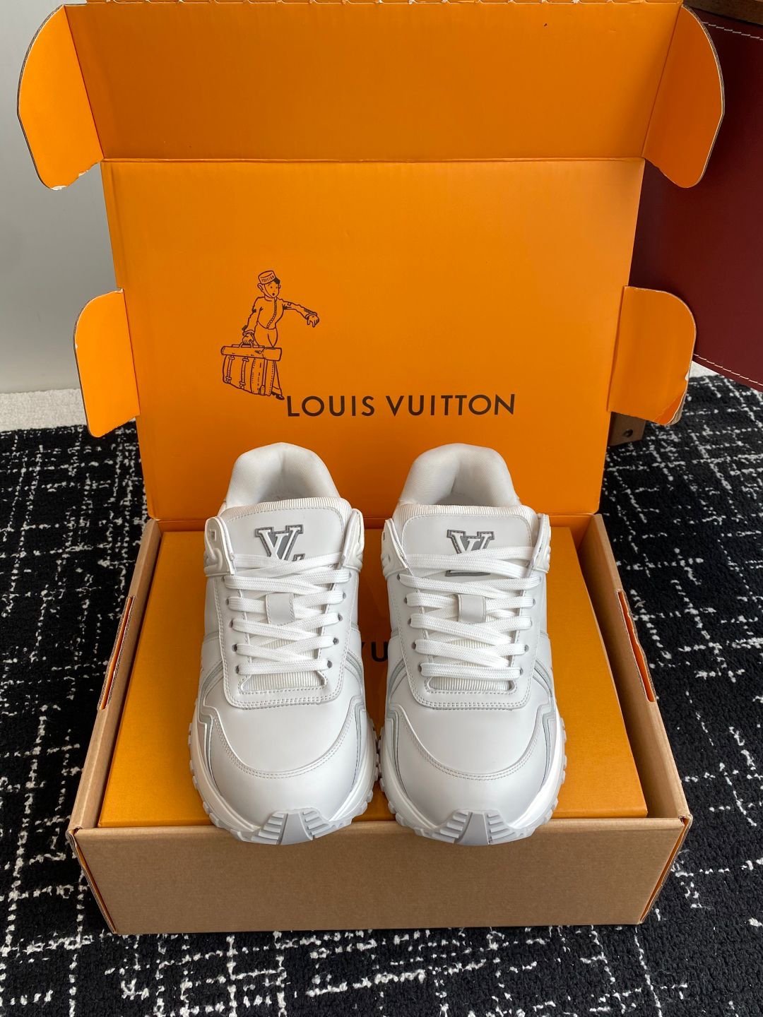 Louis Vuitton Run Away Maxi White