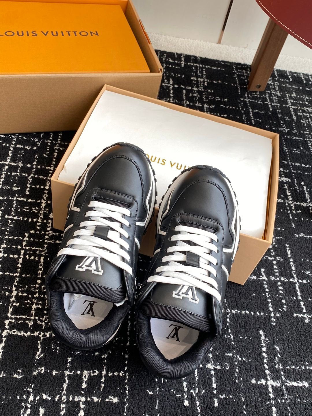 Louis Vuitton Run Away Maxi Black White