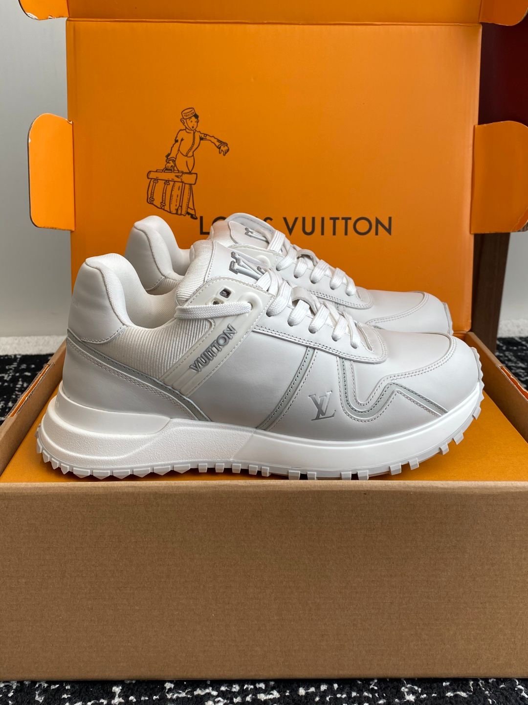 Louis Vuitton Run Away Maxi White