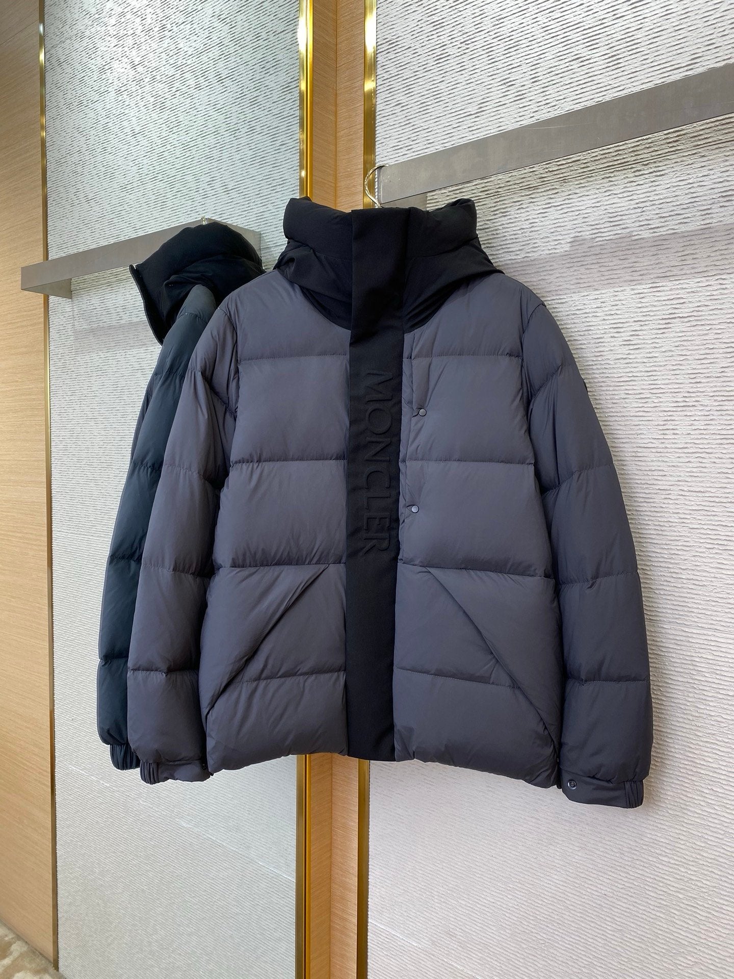 Moncler Madeira Down Jacket Grey/Black