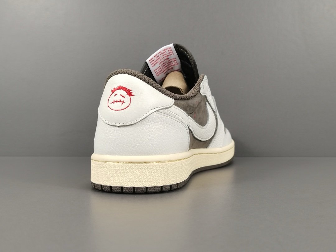 Jordan 1 Retro Low OG SP
Travis Scott Reverse Mocha
