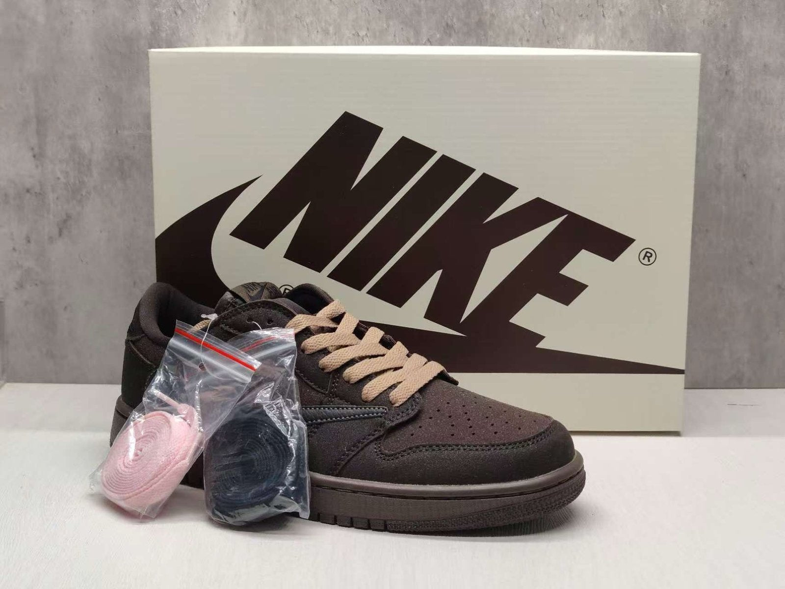 Jordan 1 Retro Low OG SP
Travis Scott Velvet Brown