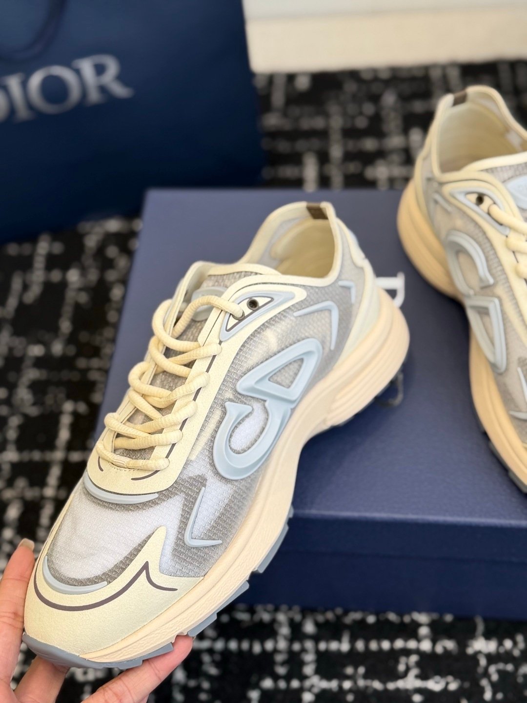 Dior B30 Countdown Tech Beige Semi Transparant