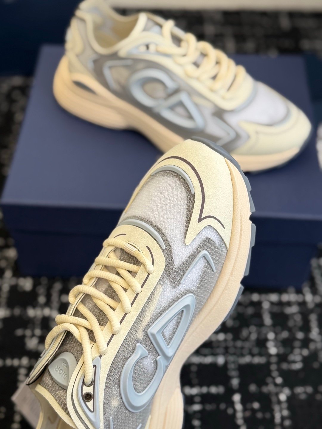 Dior B30 Countdown Tech Beige Semi Transparant