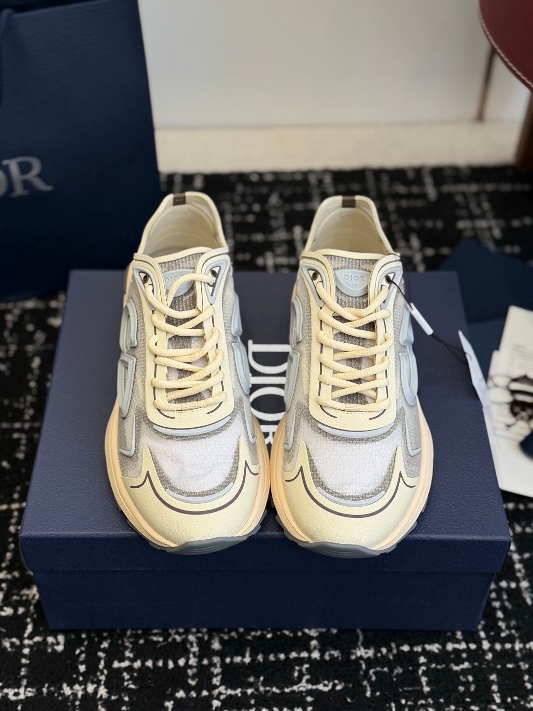 Dior B30 Countdown Tech Beige Semi Transparant