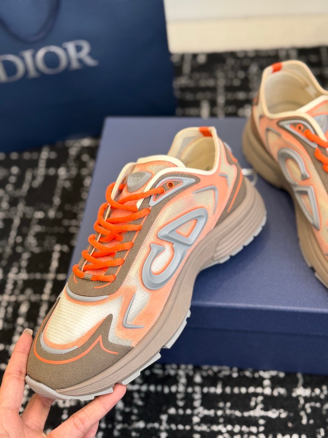 Dior B30 Countdown Tech Beige Semi Transparant