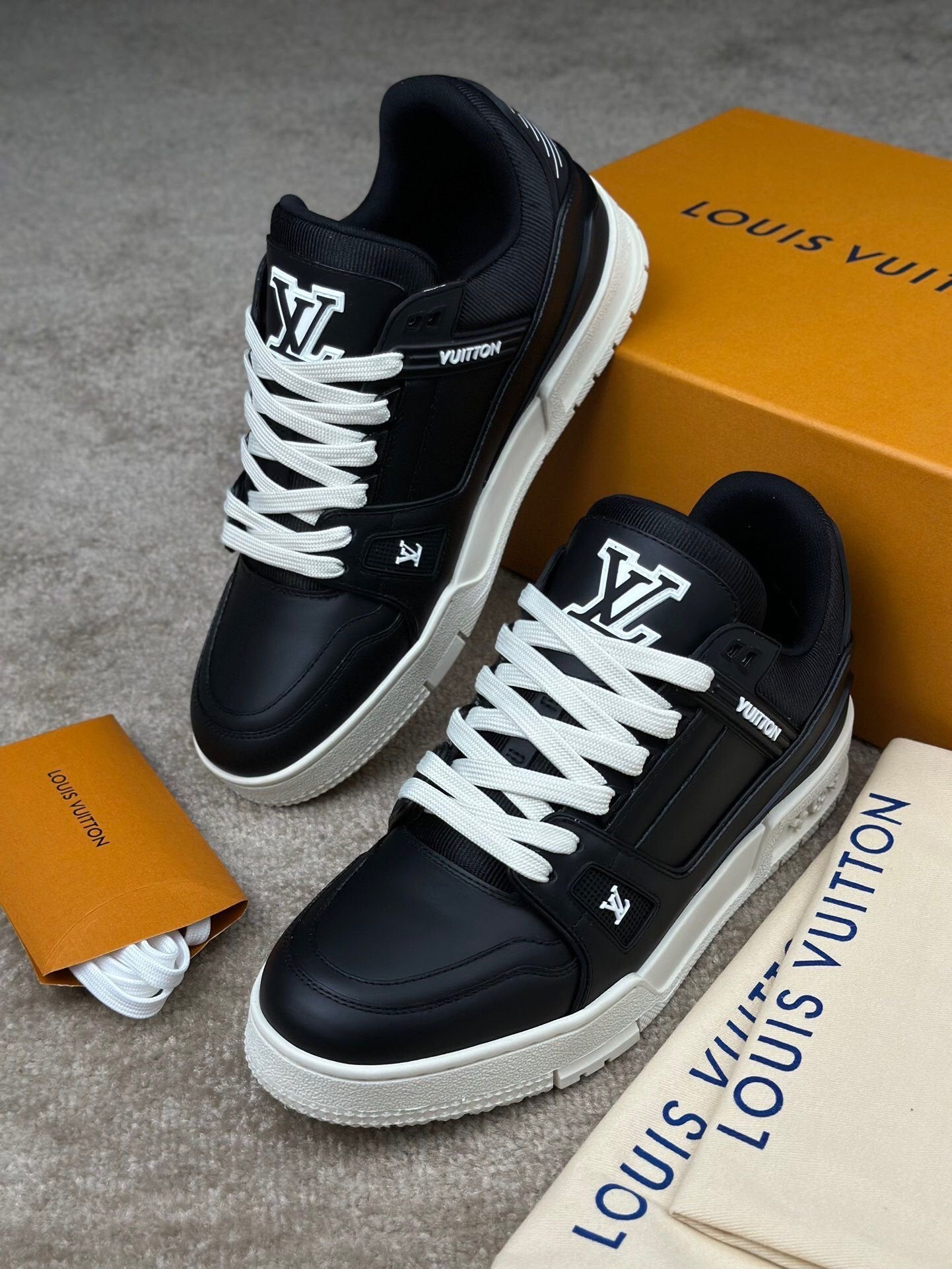 Louis Vuitton Trainer Black/White Leather