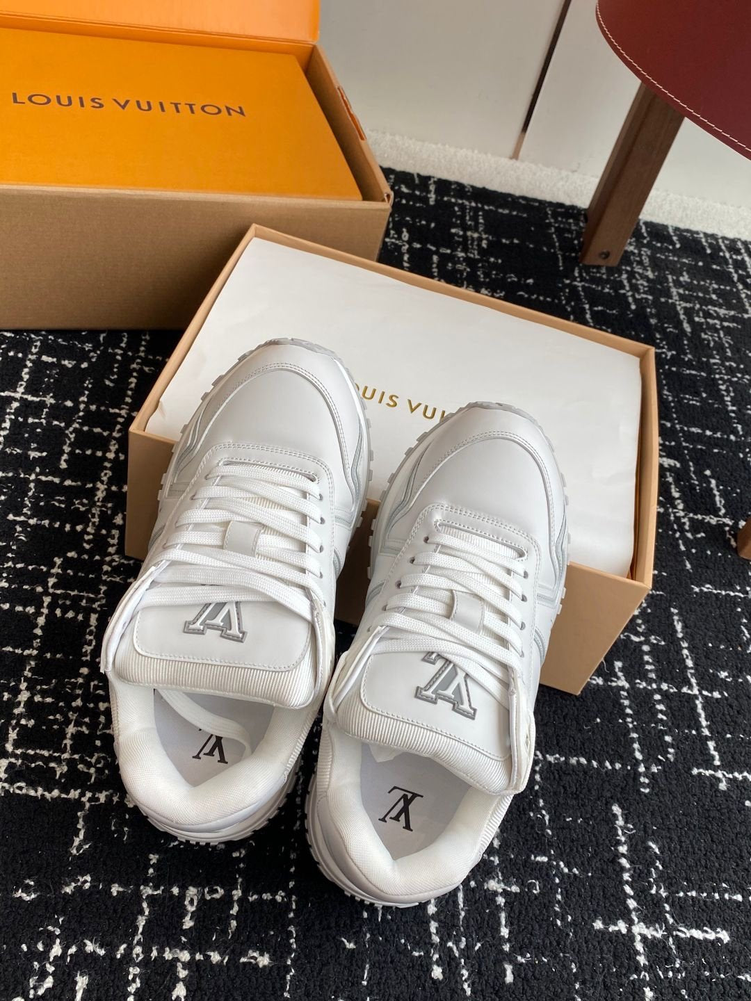 Louis Vuitton Run Away Maxi White
