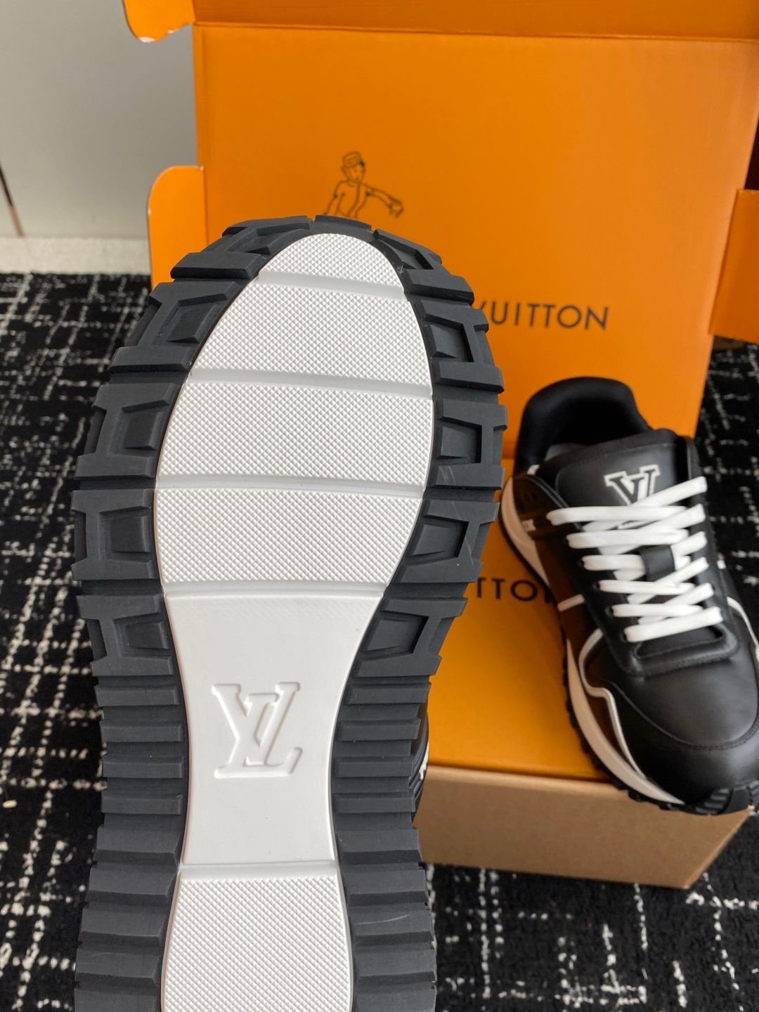 Louis Vuitton Run Away Maxi Black White
