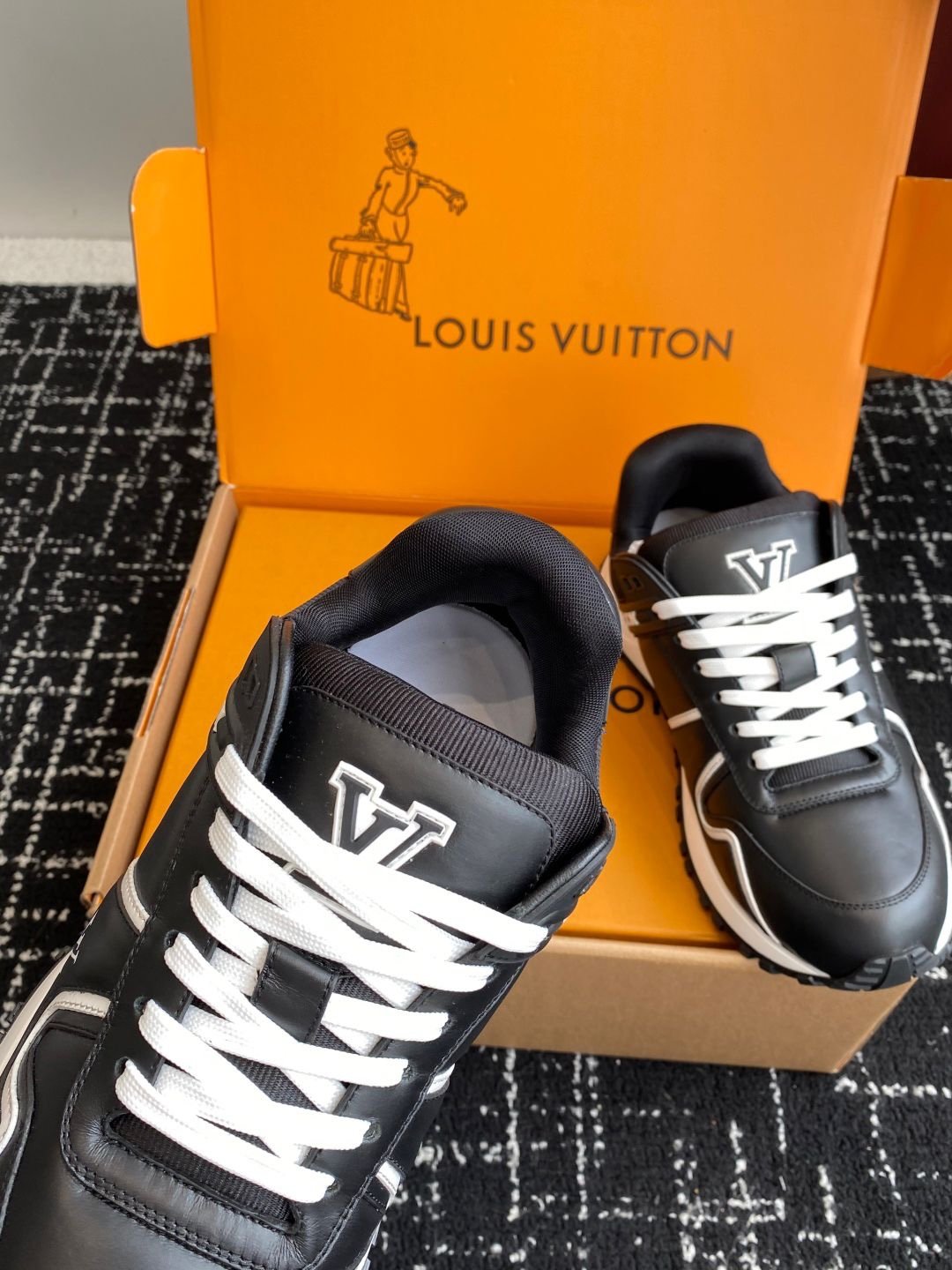 Louis Vuitton Run Away Maxi Black White