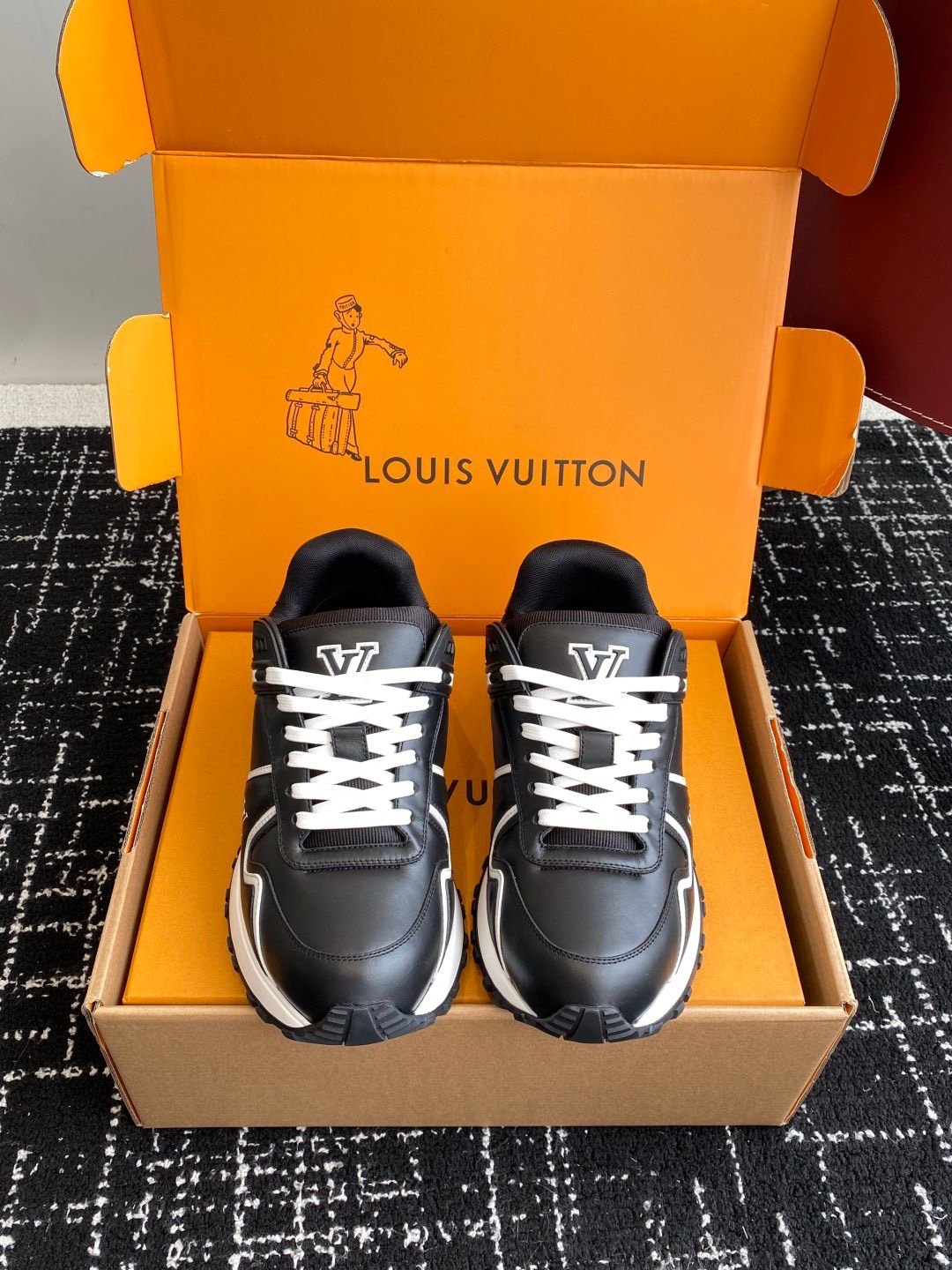 Louis Vuitton Run Away Maxi Black White