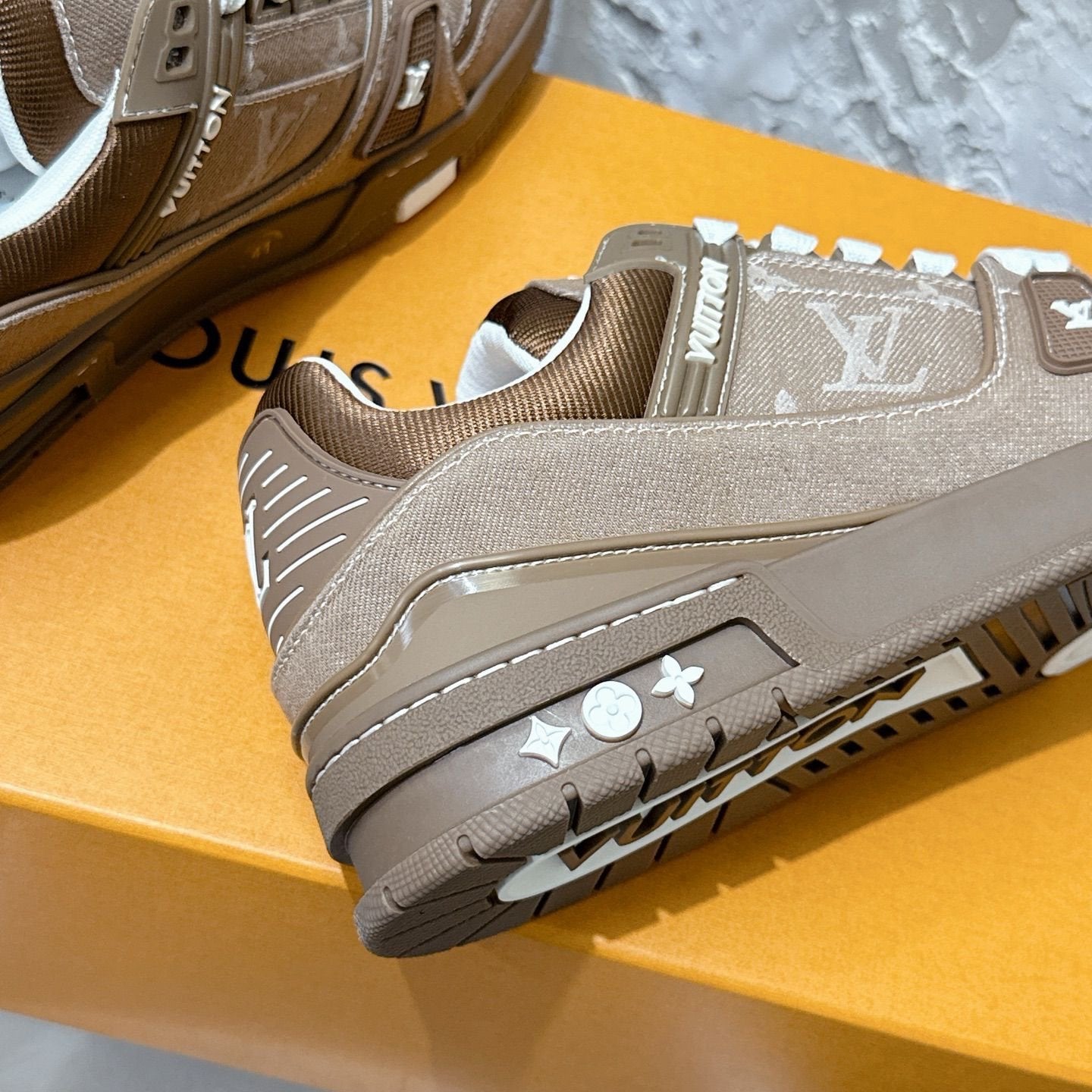 Louis Vuitton Trainer Beige/White Denim