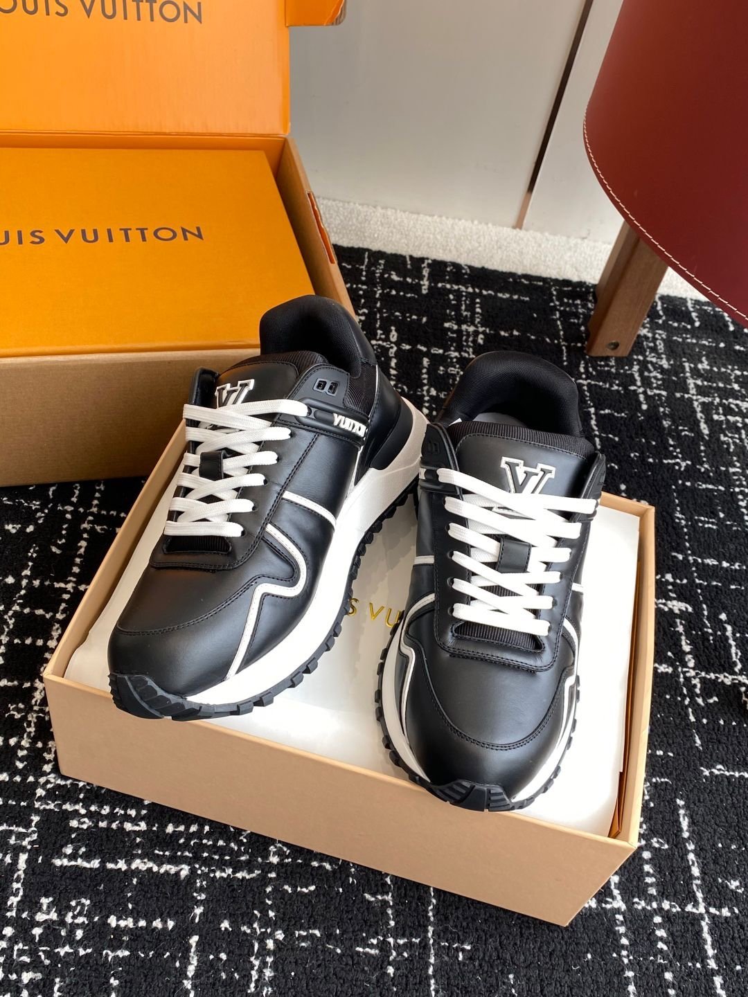 Louis Vuitton Run Away Maxi Black White