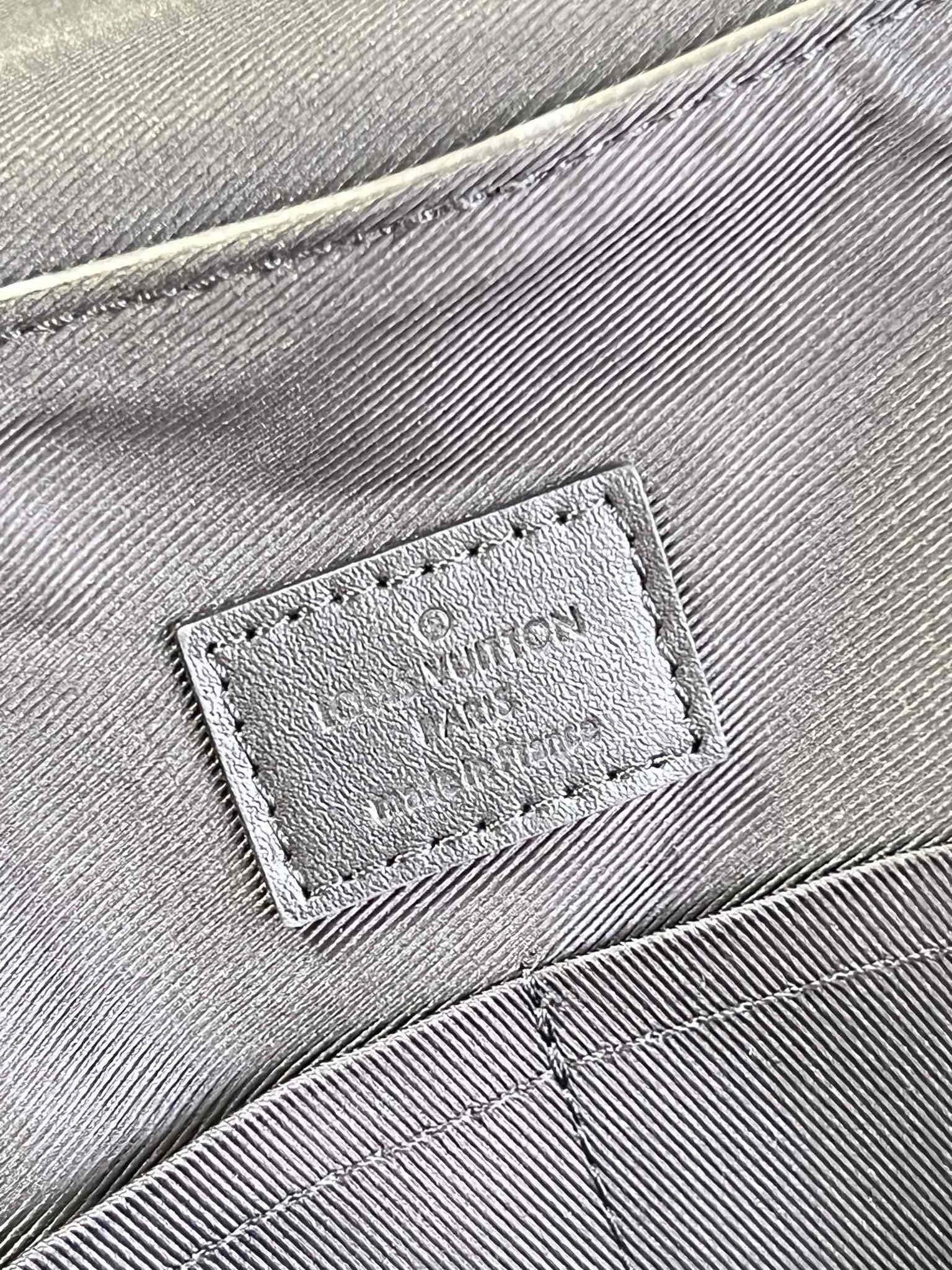 Louis Vuitton Saumur Messenger Black