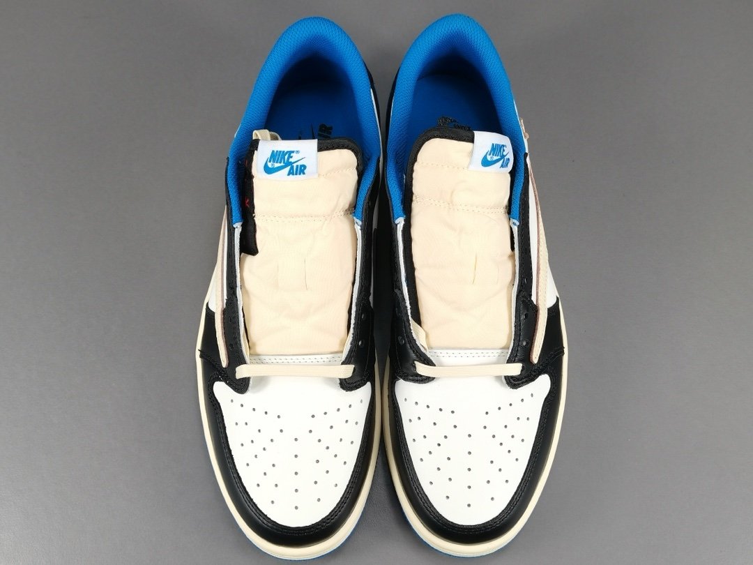 Jordan 1 Retro Low OG SP
Fragment x Travis Scott