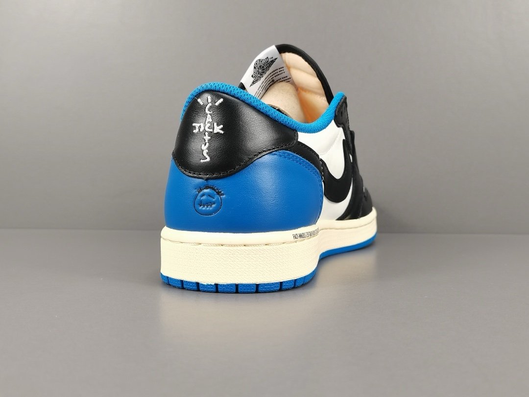 Jordan 1 Retro Low OG SP
Fragment x Travis Scott