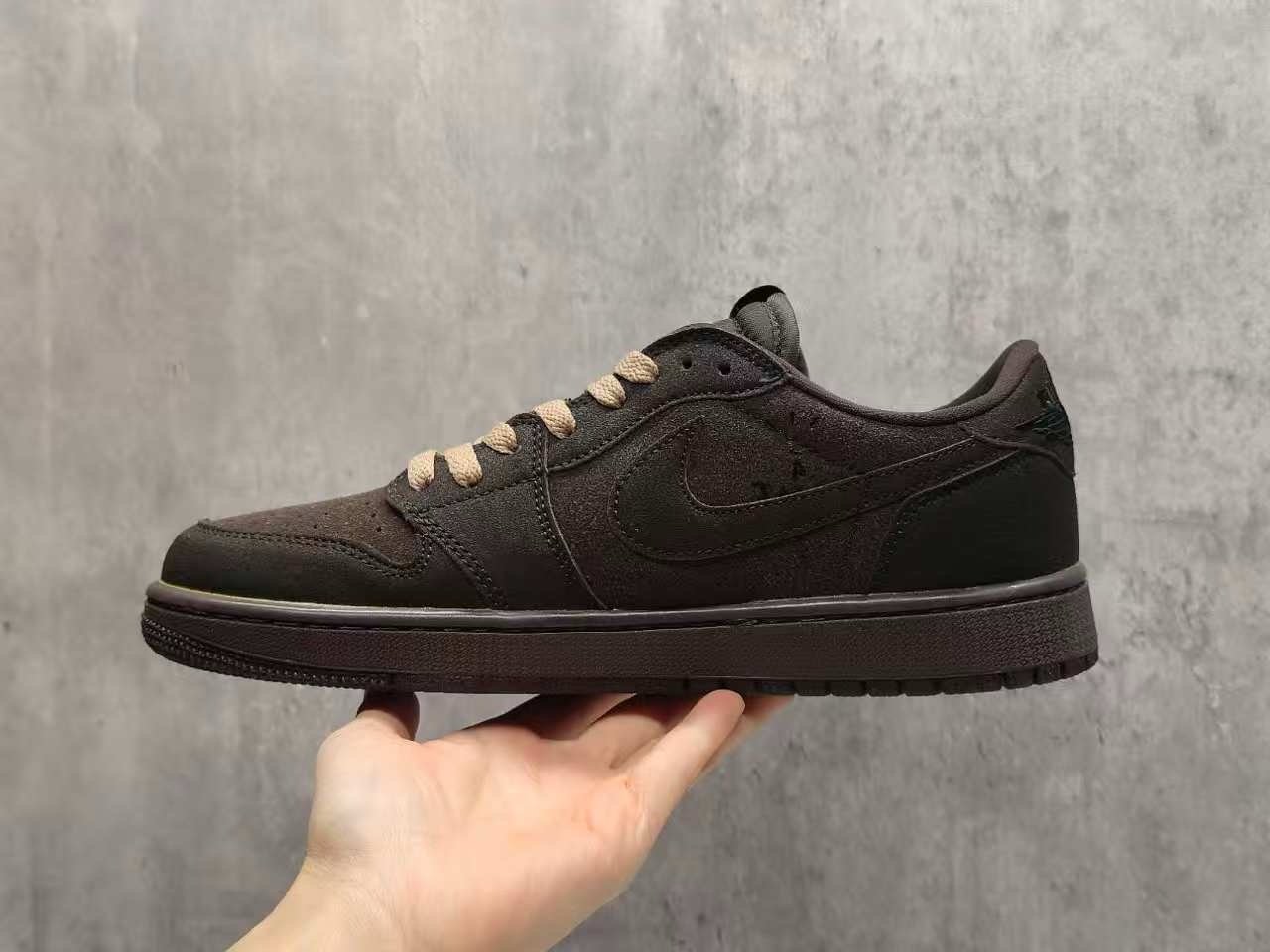Jordan 1 Retro Low OG SP
Travis Scott Velvet Brown
