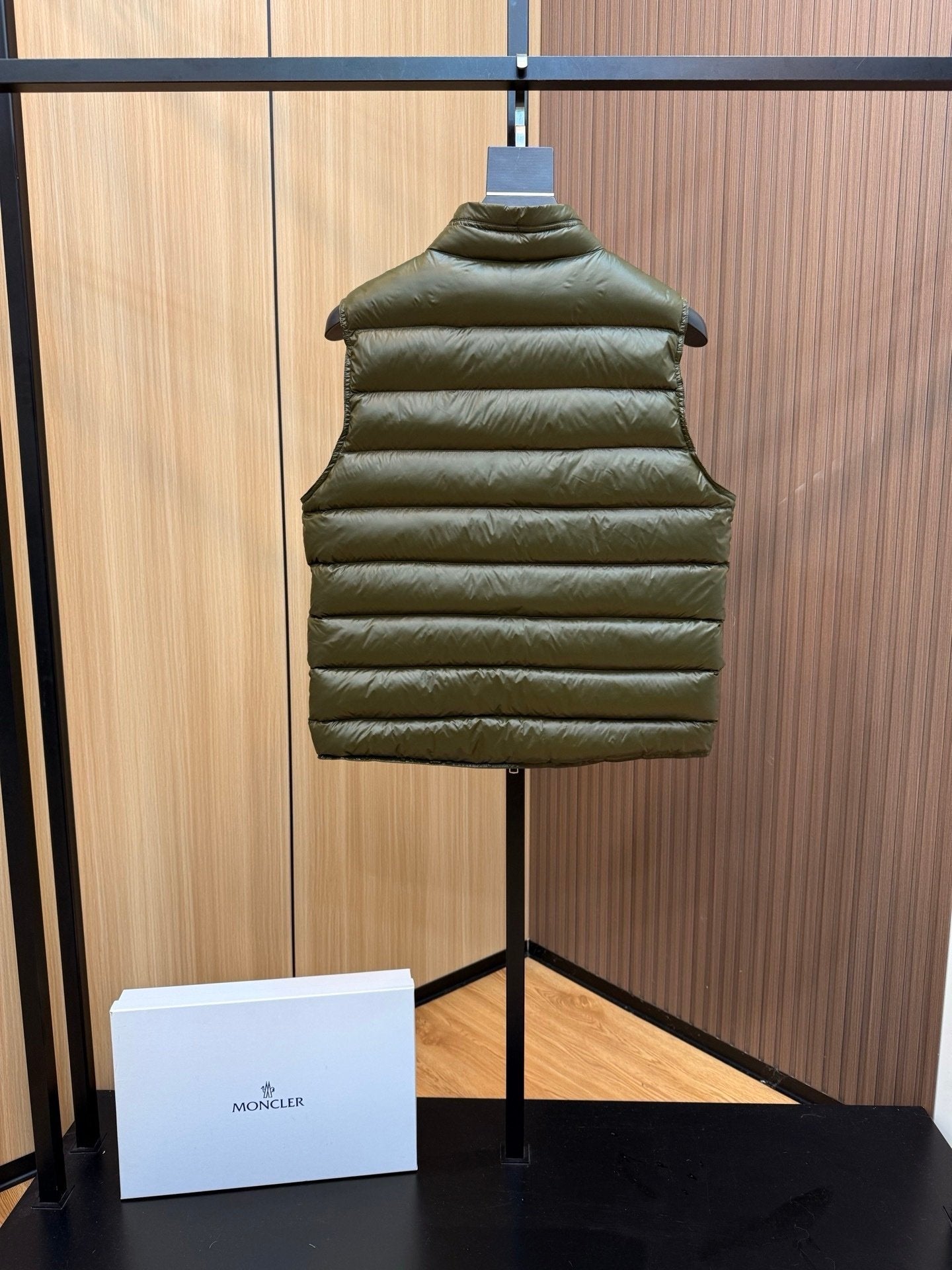 Moncler Lechtal Down Bodywarmer Olive Green