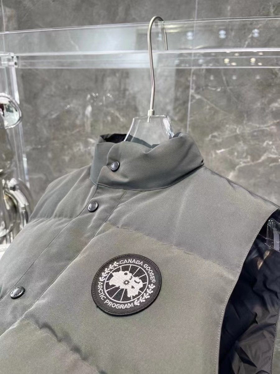 Canada Goose Freestyle Down Bodywarmer In Grey Black Patch